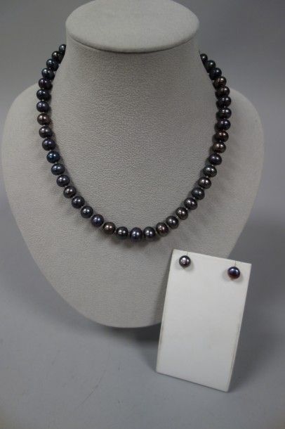 Demi-parure comprenant un collier de perles...