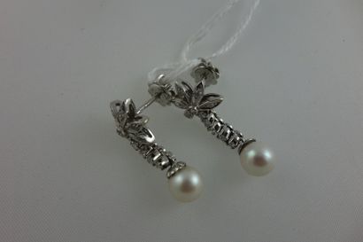 Paire de pendants d'oreilles en or gris (750)...