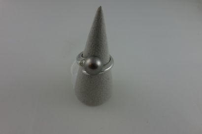 Bague en or gris (750) ornée d'une perle...