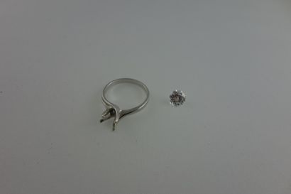 Bague monture en or gris (750) retenant un...