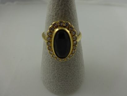 Bague en or jaune (750) ornée d'un saphir...