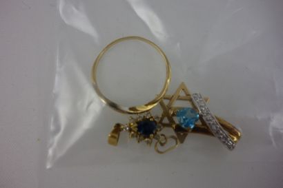 Lot de débris, alliance et petits pendentifs...