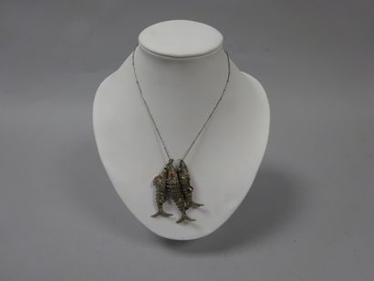 Chaîne en argent (925) retenant trois pendentifs...