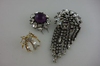 Lot de bijoux fantaisie comprenant : 

-...