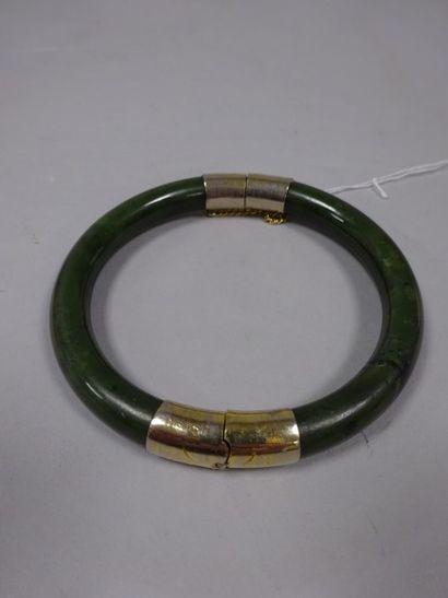 Bracelet jonc ouvrant en jade. 

Monture...