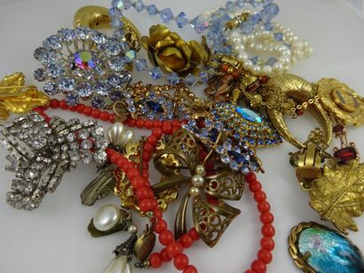 Petit lot de bijoux fantaisie comprenant...