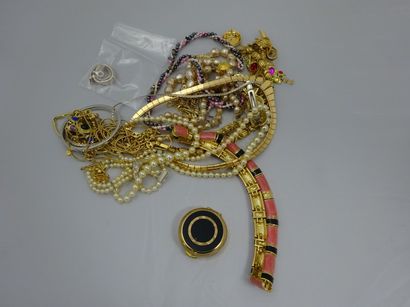 Lot de bijoux fantaisie en métal doré dont...