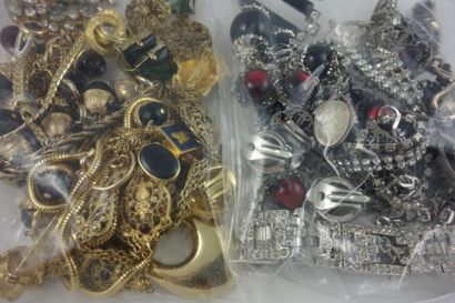 Lot de bijoux fantaisie en métal doré et...