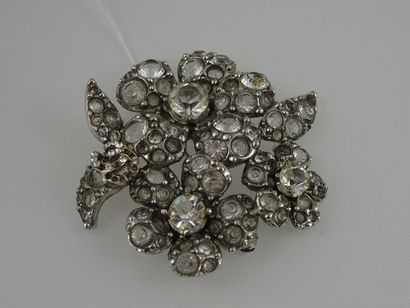 CHANEL
Broche fantaisie en métal orné de...