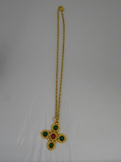 CHANEL
Collier en métal doré formé d'une...