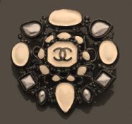 CHANEL
Broche ovale en métal noirci ornée...