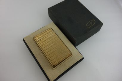 S.T. DUPONT
Briquet en métal doré à motif...
