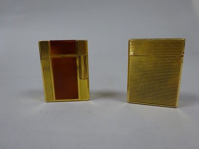 S.T. DUPONT
Lot de deux briquets en métal...