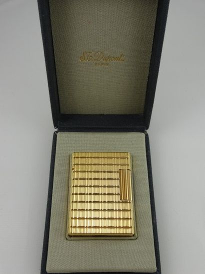 S.T. DUPONT
Briquet en métal doré à décor...