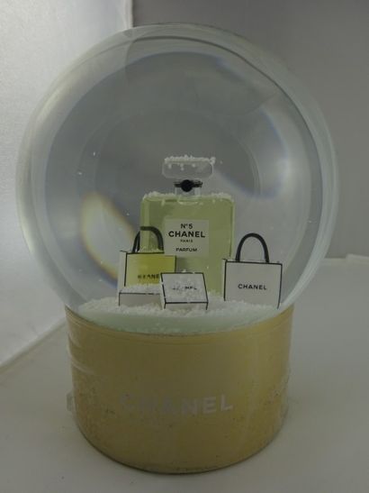 CHANEL
Presse-papier façon boule à neige...
