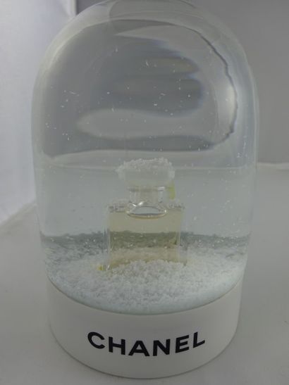 CHANEL
Presse-papier façon boule à neige...