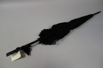 Ombrelle en dentelle noire. 

Déchirures...
