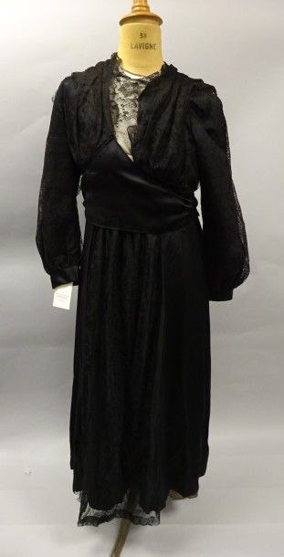 Robe à manches longues à poignets resserrés...