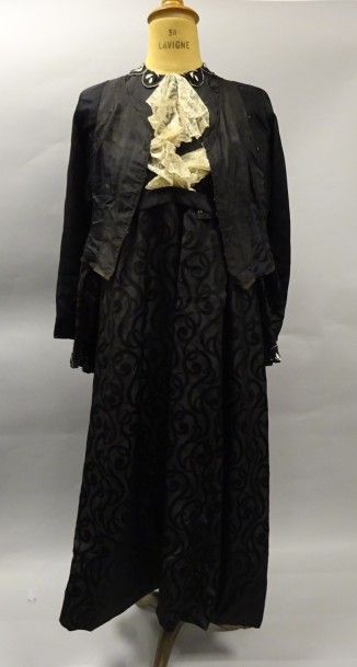 Robe noire, col dentelles et broderies. On...
