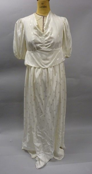 Robe longue en tissu à motif de plumetis...