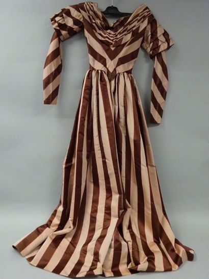 Robe longue en soie à rayures brunes et ...