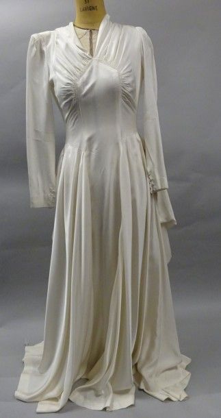 Robe de mariée longue en soie blanche. Quelques...