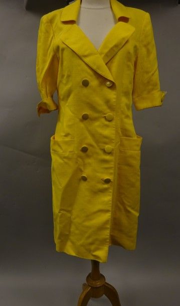 Guy LAROCHE
Robe jaune à manches courtes...
