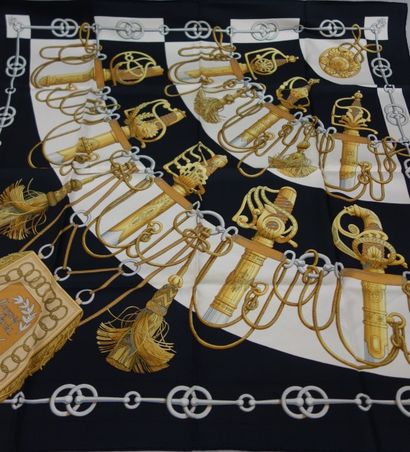 HERMES Paris
Carré en twill de soie.

Trophées...