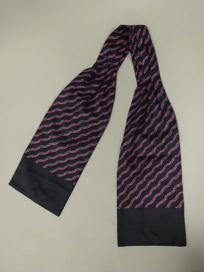 HERMES Paris
Echarpe pour homme en twill...