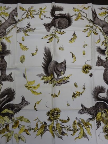 HERMES Paris
Carré en twill de soie, modèle...
