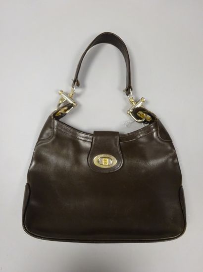 CELINE
Sac à main en cuir marron glacé. A...