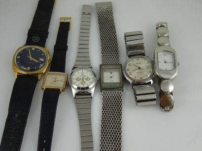 Lot de six montres bracelets divers. 

Mouvements...