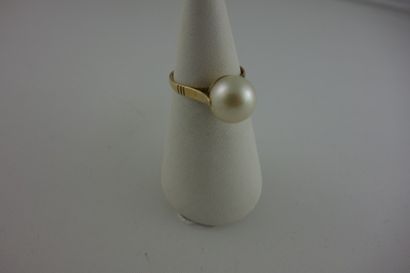 Bague en or jaune (750) ornée d'une perle...