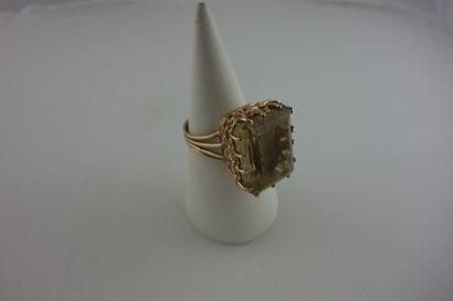 Bague en or jaune (585) ornée d'une importante...