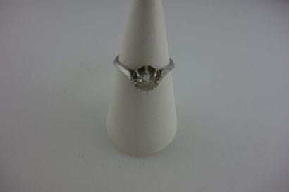 Bague solitaire en or blanc (750) ornée d'un...