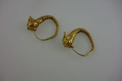 D'après l'Antique

Paire de boucles d'oreilles...