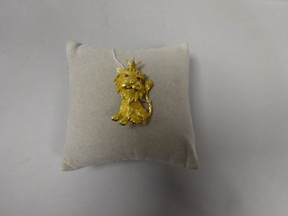 Broche lion couronné assis en ors jaune et...