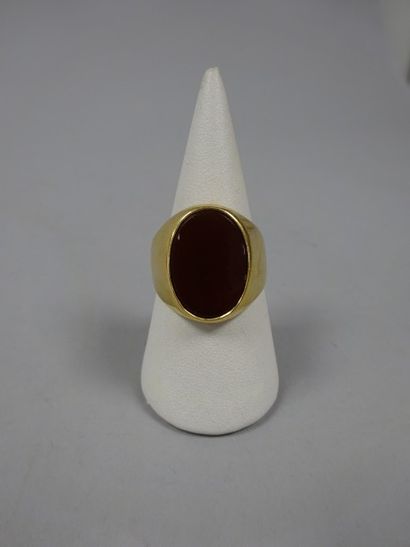 Bague chevalière en or jaune (750) ornée...