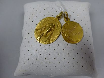 Deux médailles religieuse en or jaune (750),...