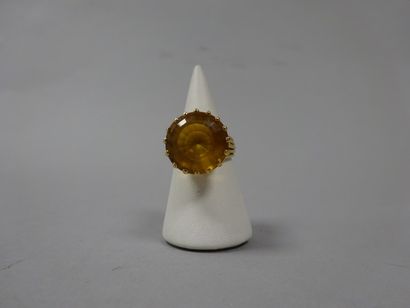 Bague en or jaune (750) ornée d'une pierre...