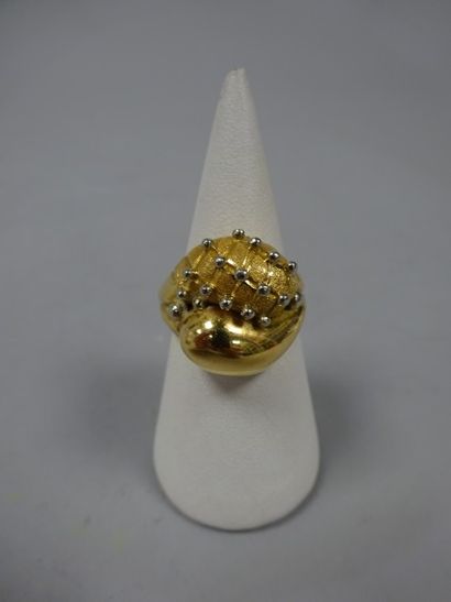 Bague jonc en or jaune (750) à motifs de...