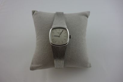 L. WOLLNER 
Montre bracelet de dame en or...