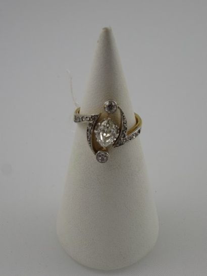 Bague en ors jaune et gris (750) ornée d'un...