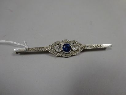 Broche barrette en or gris (750) centrée...
