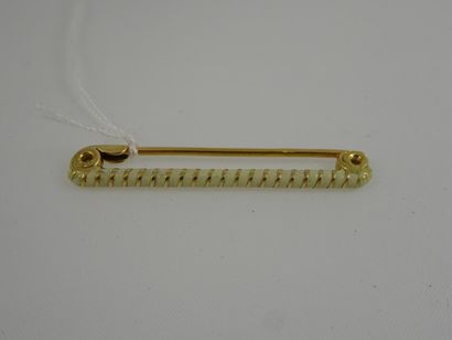 Broche épingle à nourrice en or jaune (750)...