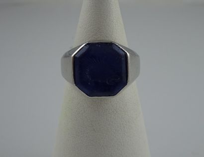 Chevalière en platine (950) ornée d'une intaille...