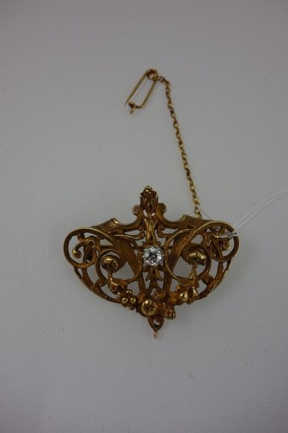 Broche en or jaune (750) à volutes et guirlandes...