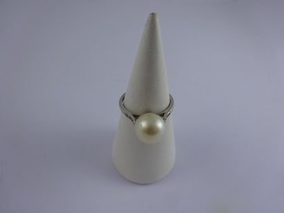Bague en platine (950) ornée d'une perle...
