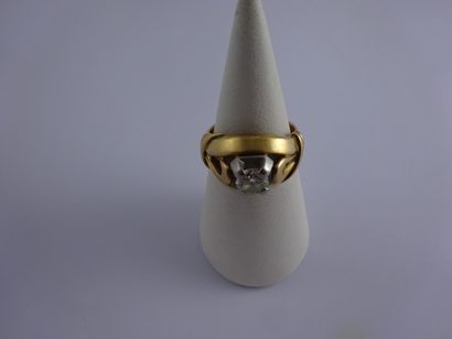 Bague dôme monture en or jaune (750) et platine...