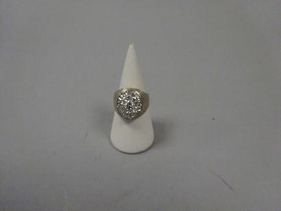 Bague de forme chevalière en or gris (750)...